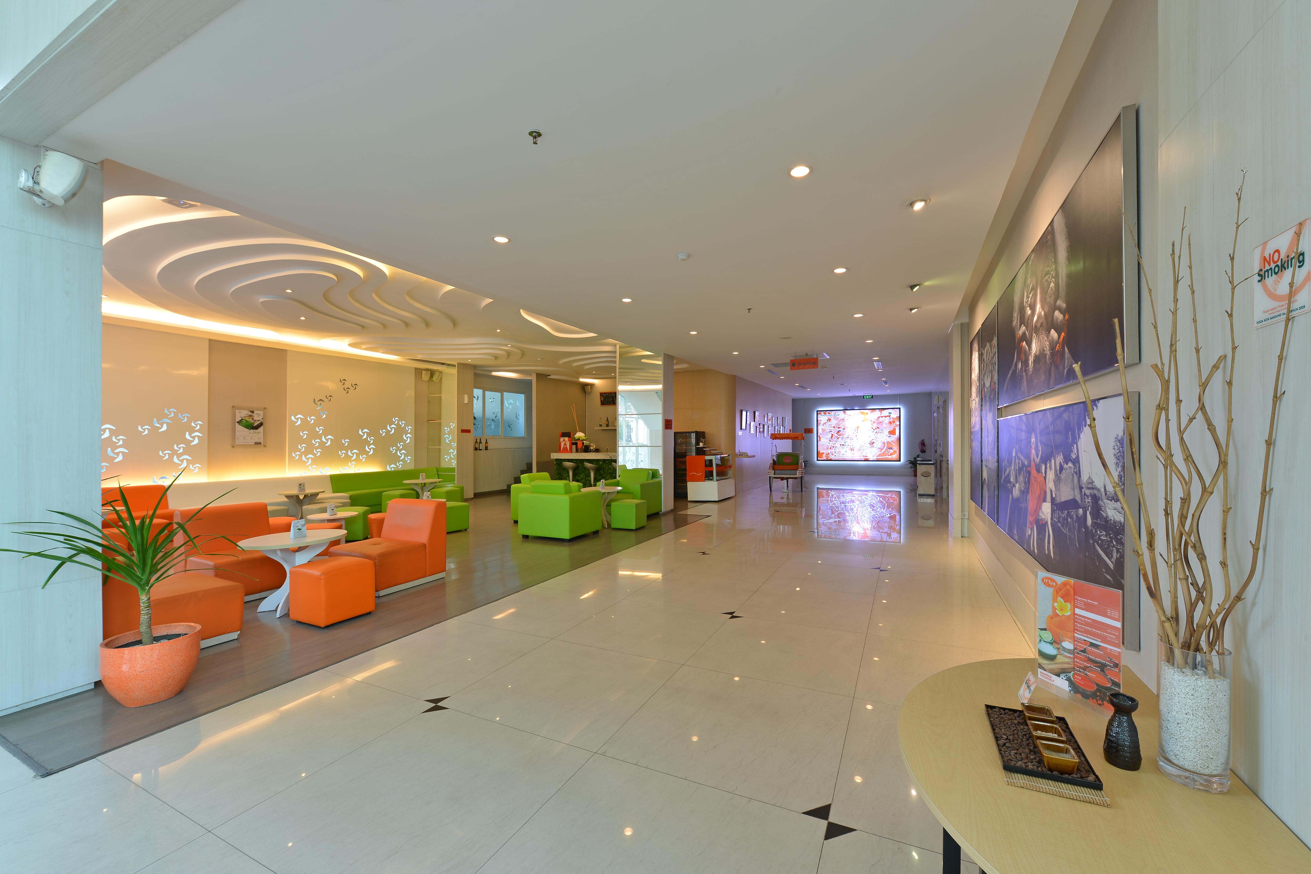 Harris Hotel & Conventions Ciumbuleuit Bandung Exterior photo