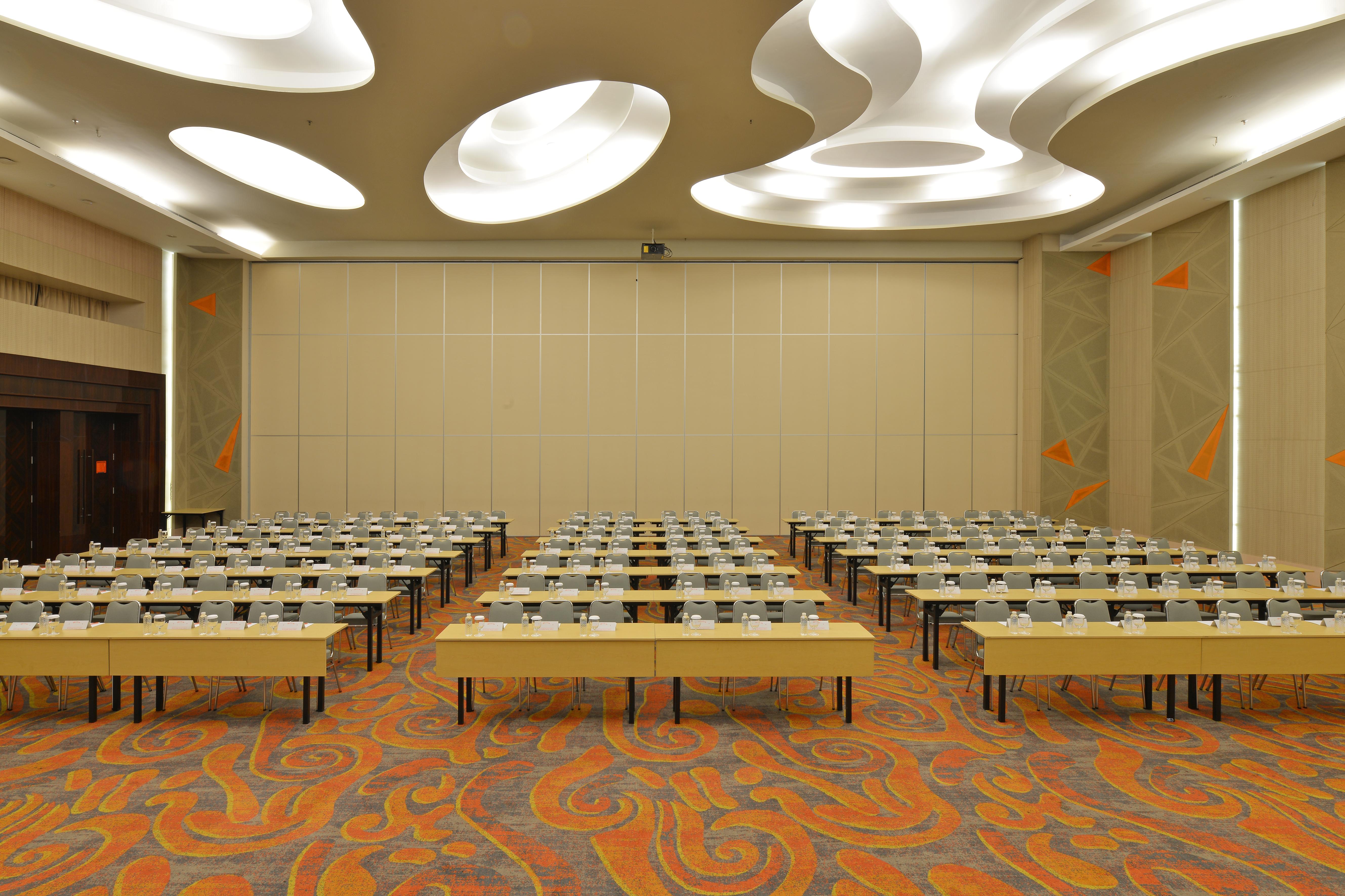 Harris Hotel & Conventions Ciumbuleuit Bandung Exterior photo