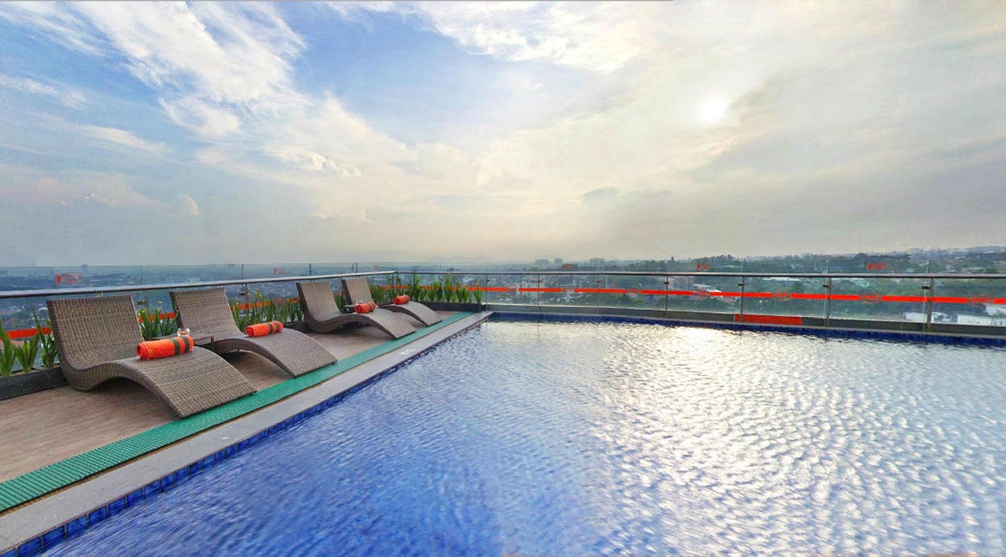 Harris Hotel & Conventions Ciumbuleuit Bandung Exterior photo