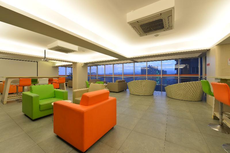 Harris Hotel & Conventions Ciumbuleuit Bandung Exterior photo