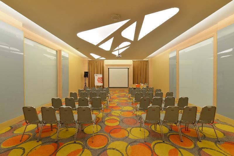 Harris Hotel & Conventions Ciumbuleuit Bandung Exterior photo
